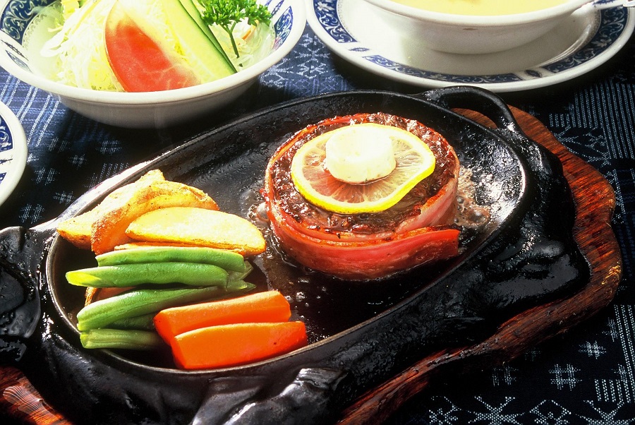 おすすめは、石垣牛をベーコンで巻いたヒレステーキ