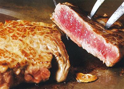肉は好みの焼き加減で、食べやすい大きさにカットしてくれます