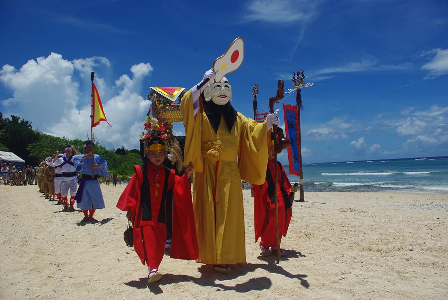 海岸で行われるミルク行列。空と海を背景に練り歩く様は圧巻です 海岸で行われるミルク行列。空と海を背景に練り歩く様は圧巻です