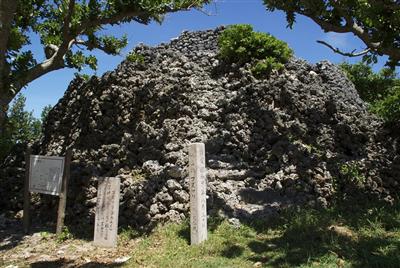 琉球石灰岩が積み上げられて小高い山のよう