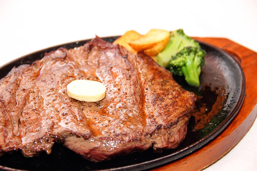 独自の製法で脂や筋を取り除いたやわらかい肉質のステーキ 独自の製法で脂や筋を取り除いたやわらかい肉質のステーキ