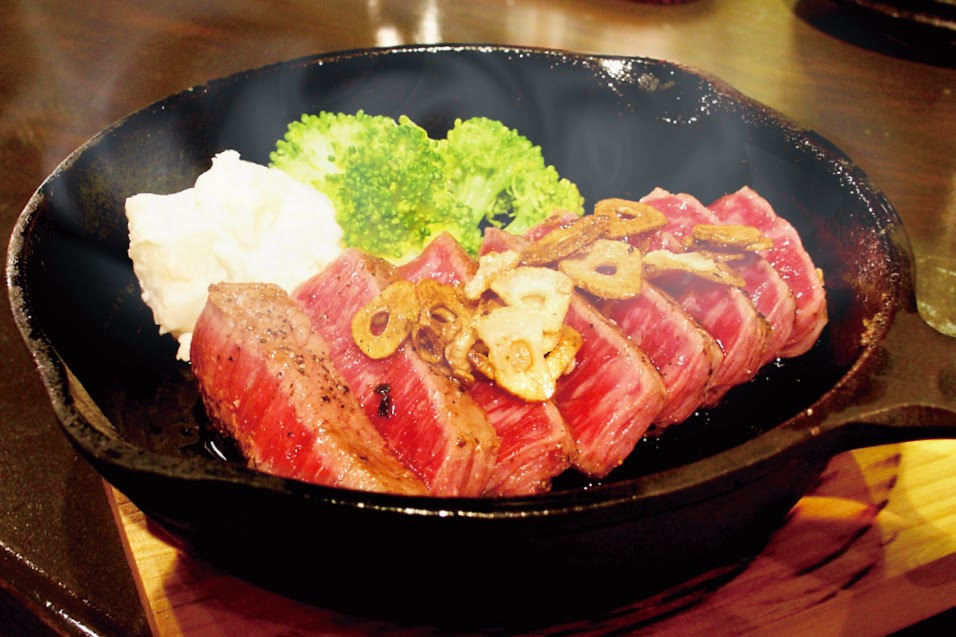 石垣牛ももステーキ。オリジナルのBBQソースとゆず胡椒が肉の旨味を引き立てる 石垣牛ももステーキ