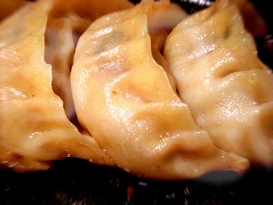 石垣牛の手こね餃子も人気の一品