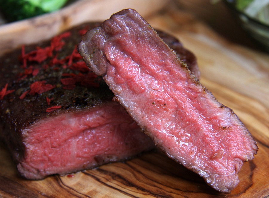 やわらかジューシーな肉をオリジナルハーブソースと一緒にどうぞ やわらかジューシーな肉をオリジナルハーブソースと一緒にどうぞ