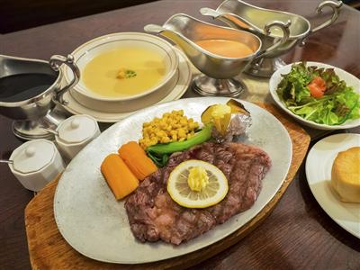 リブロースは肉の旨味と贅沢な味わいが口いっぱいに広がる