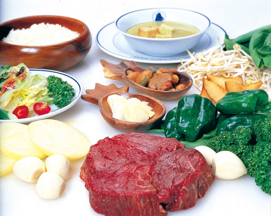 ディナーはすべてコースで、お腹いっぱい食べることができますよ