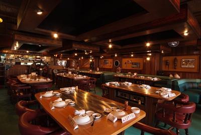 大航海時代の帆船をイメージした落ち着きある店内