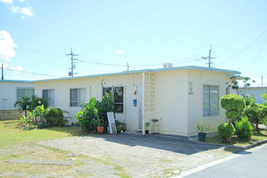 小さな看板なので見過ごさないように。外観は外人住宅のかわいらしい佇まい。オシャレな雰囲気の中で、体にやさしいヴィーガンメニューが食べられる 小さな看板なので見過ごさないように。外観は外人住宅のかわいら