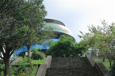然林を利用して作られた公園にある。美しい景色を眺め、平和を祈