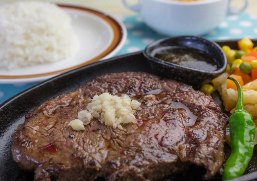 外はこんがり香ばしく、ナイフを入れれば肉汁溢れるジューシーさ