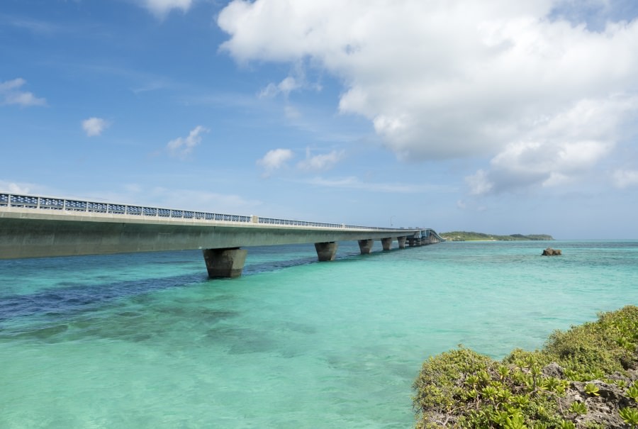 エメラルドブルーに輝く海の先にのびる池間大橋 池間大橋