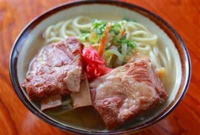 煮込んだソーキと隠し味にニンニクを使った豚骨スープが人気