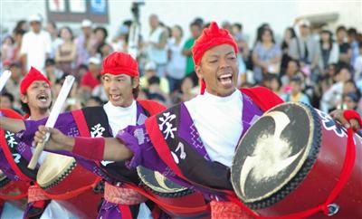 北谷町青年連合会による躍動感あふれるエイサー