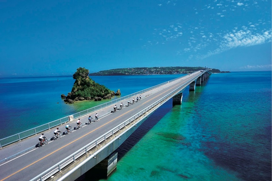 美しい海の間を駆け抜ける 美しい海の間を駆け抜ける