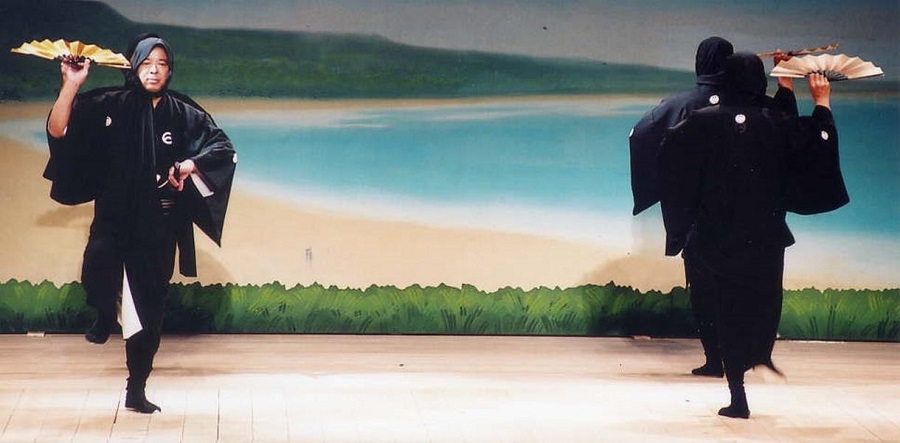 伊江島の村踊りの風景。写真は西江前区の「殿の御門」 (写真提供:伊江村教育委員会) 伊江島の村踊りの風景。写真は東江前区の「久志の若按司」