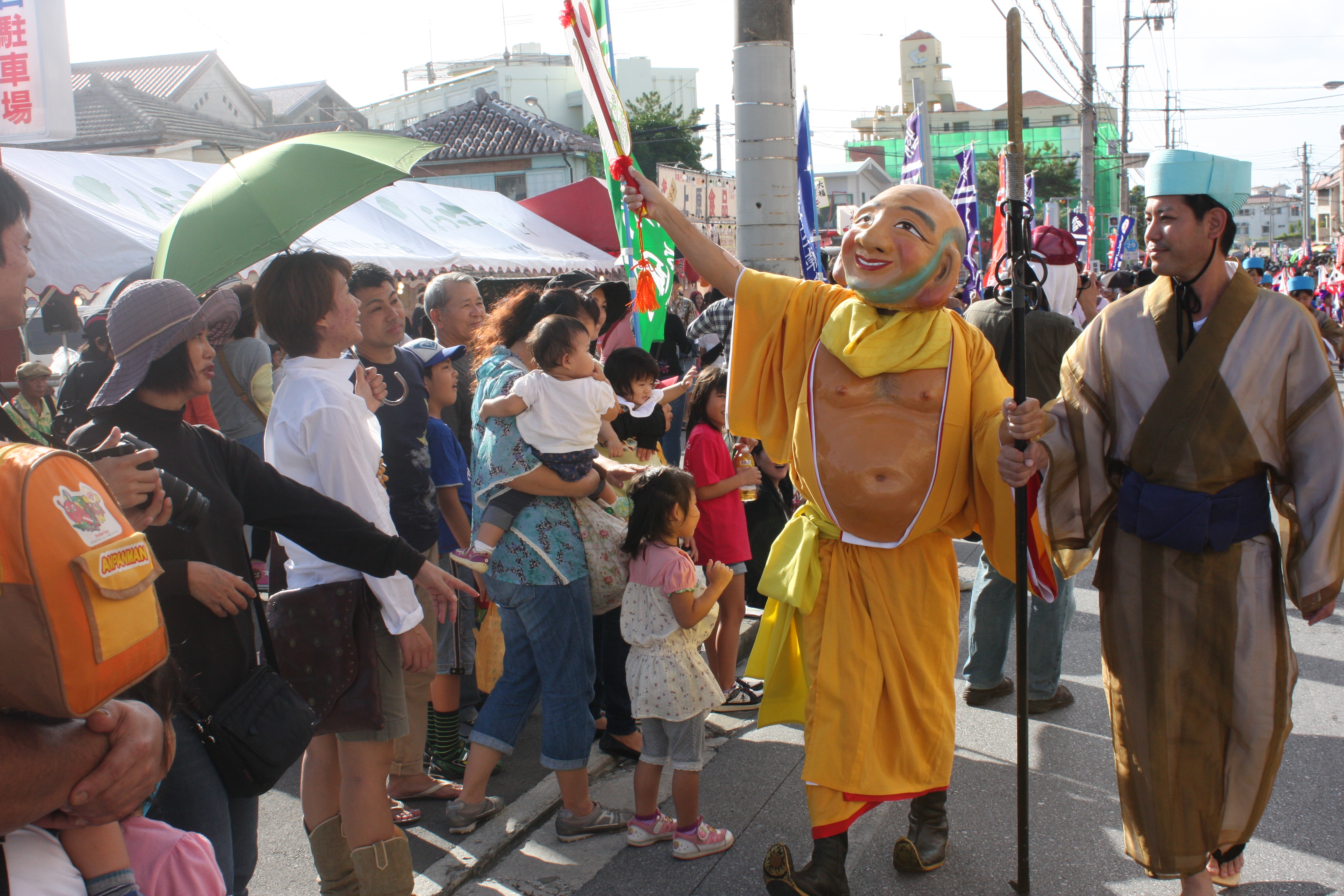 首里城祭の古式行列ではユーモラスな笑顔を振りまきながら、沿道の人々の無病息災を祈る