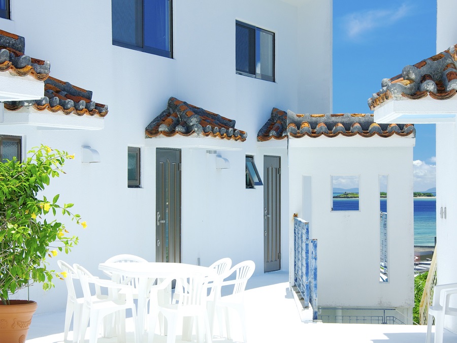 白亜の壁と琉球赤瓦が印象的なヴィラ西表の外観 ヴィラ西表の外観