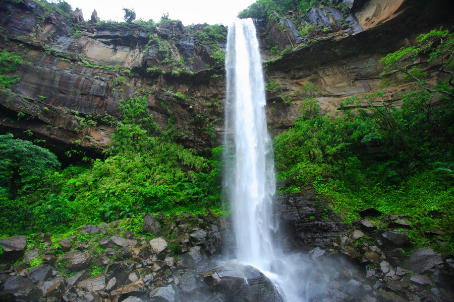 滝下から見上げる落差55メートルの滝は大迫力!