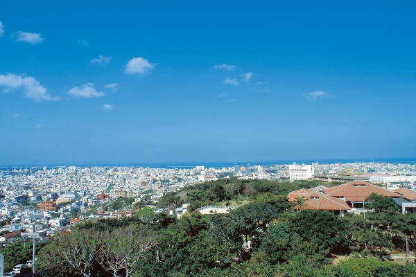 西のアザナからの眺望。晴れていれば慶良間諸島まで見渡せることもある