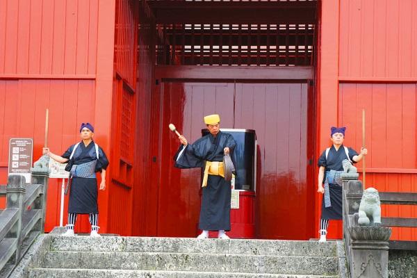 御開門は「奉神門」で行われる