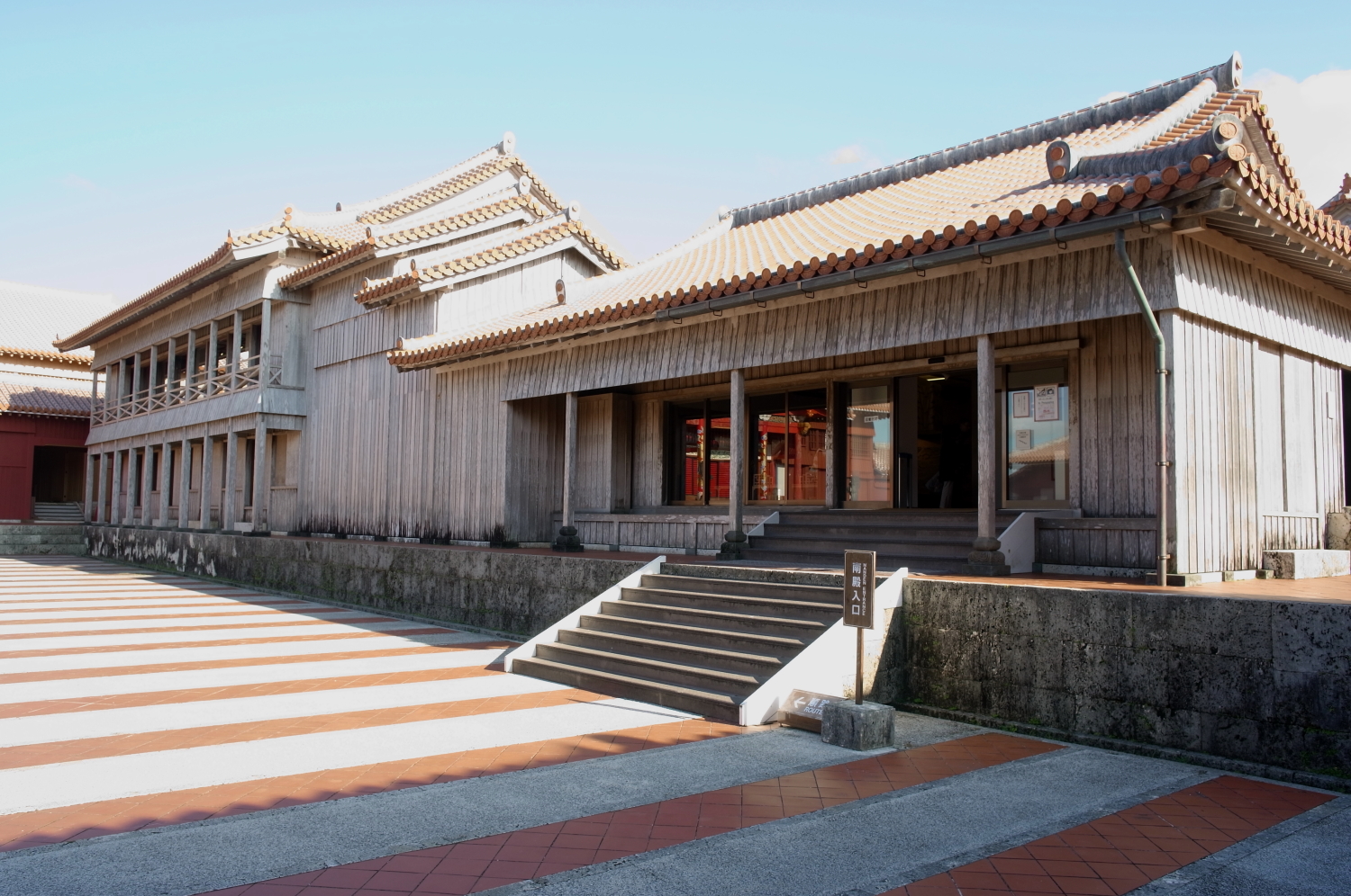 「南殿」と「番所」は無料ガイドの出発地に 「南殿」と「番所」は無料ガイドの出発地に