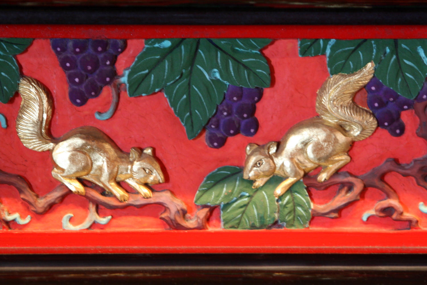 豪華な装飾の中にあるかわいらしい意匠に、琉球人の美意識を感じます