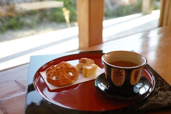 「鎖之間」では伝統菓子とお茶が楽しめます
