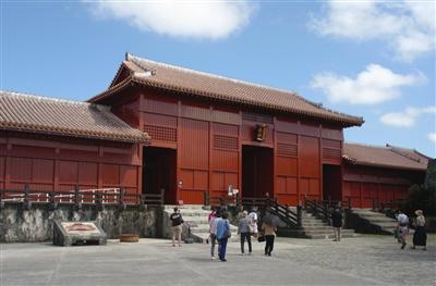 「奉神門」は御庭へ入る最後の門