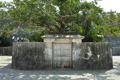 琉球の神話で神が造られた聖地「首里森御嶽（すいむいうたき）」