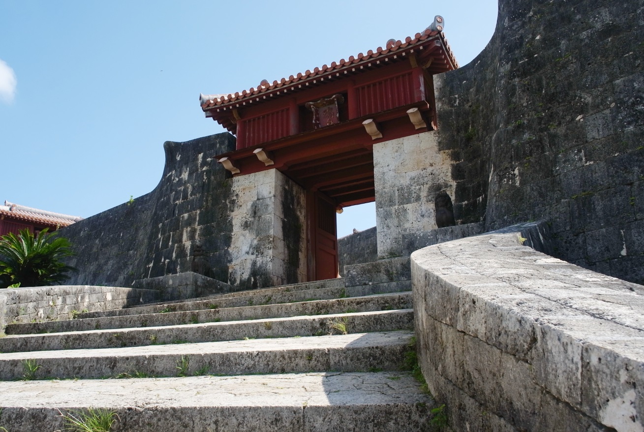 門の手前には龍樋(りゅうひ)という湧き水があります。