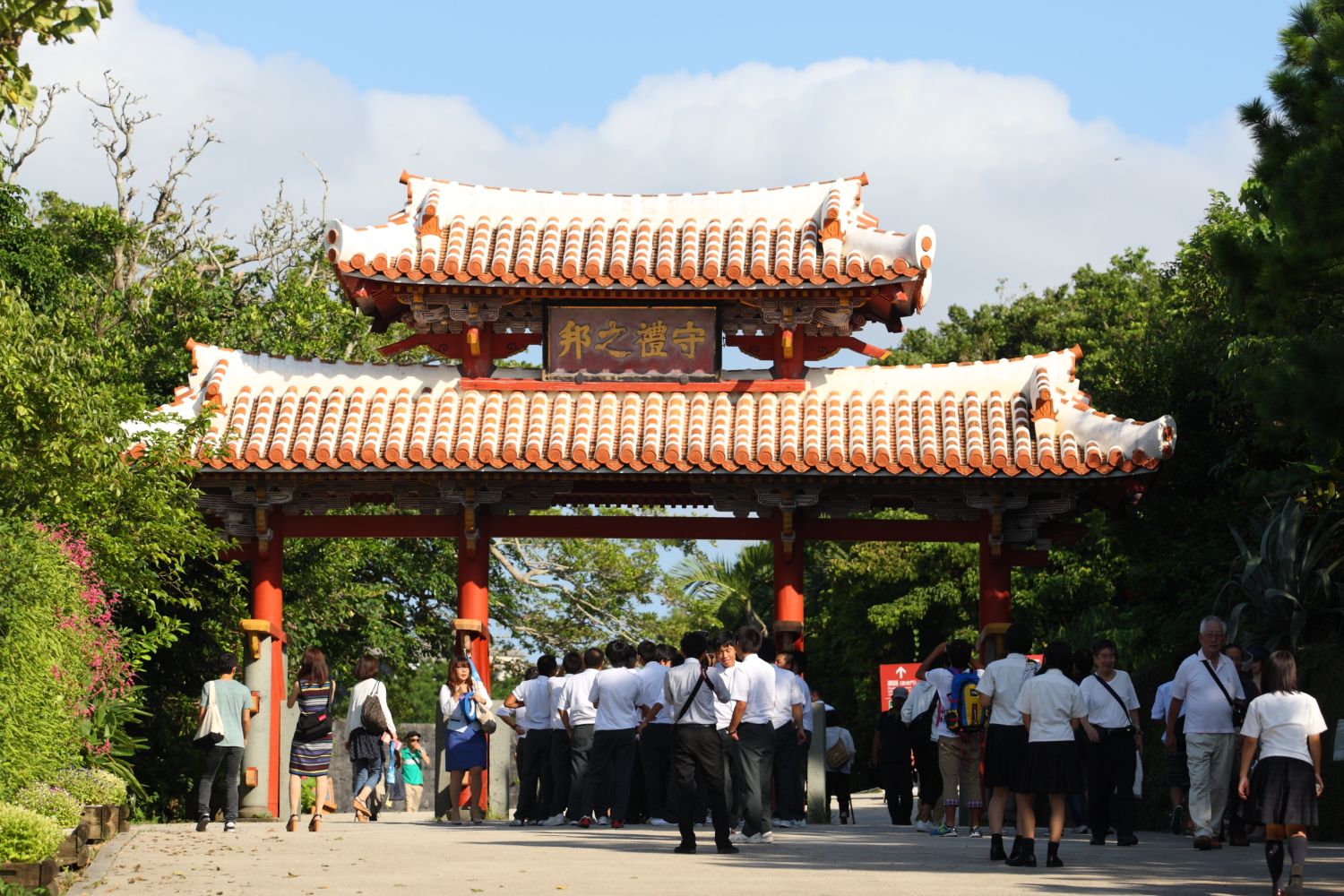 首里城を代表する守礼門は、多くの観光客で常ににぎわいます