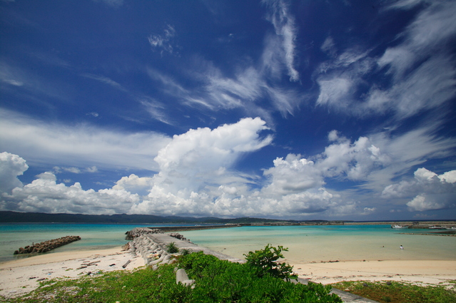 青のグラデーションが美しい鳩間島の海