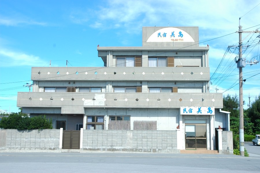 1階はロビー(受付)と食堂、2階と3階は客室となっている 美島の外観