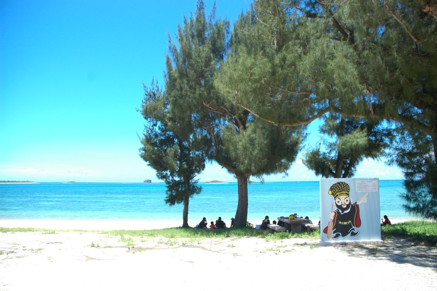 ビーチの入口には伊是名島のイメージキャラクター尚円王がお出迎え