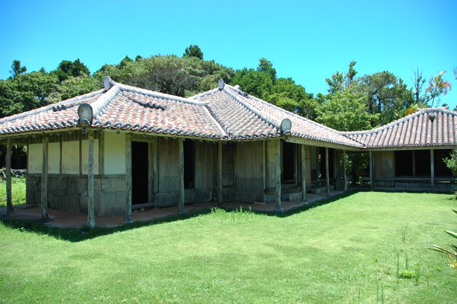 屋敷の前には芝生が敷かれ、首里城と同じ技法で積まれた石垣が見事 銘苅家(めかるけ)住宅