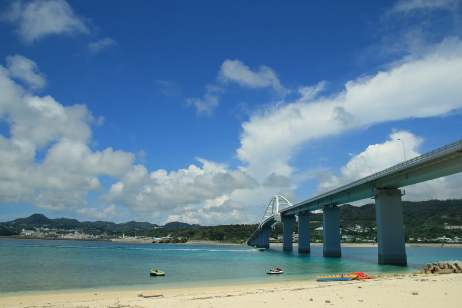 瀬底大橋を渡ってすぐの気軽に立ち寄れるビーチで、この透明度。離島ならではの美しい海を堪能できる