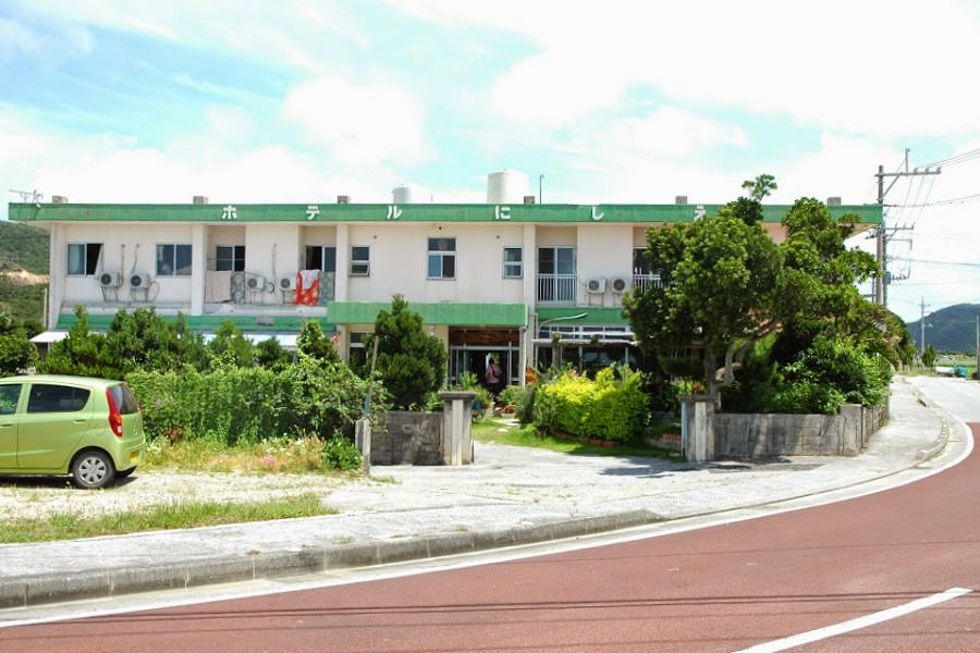 緑のラインと白いペンキが印象的 緑のラインと白いペンキが印象的