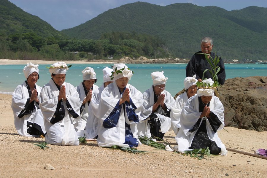 白い装束を来てニライカナイにいる神様に祈りを捧げる神女たち 白い装束を来てニライカナイにいる神様に祈りを捧げる神女たち