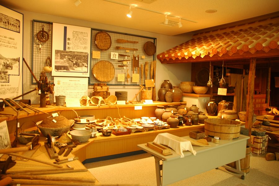 昔から島で使われた漁業や農業などの道具を展示 昔から島で使われた漁業や農業などの道具を展示