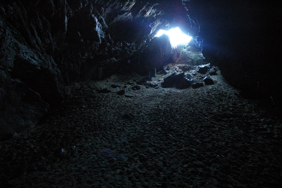 洞窟内に差し込む光が神々しく感じられる 洞窟内に差し込む光が神々しく感じられる