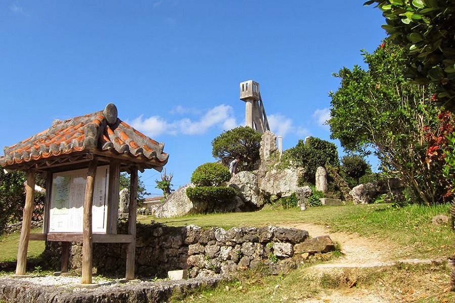 塔の高さは約4.5メートル(写真提供/竹富町観光協会) 塔の高さは約4.5メートル。かなり傾斜がきついので注意してく