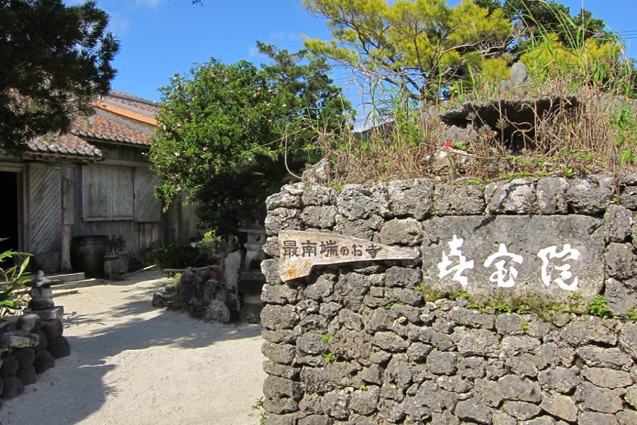 日本最南端のお寺「喜宝院」と、併設している蒐集館(写真提供/竹富町観光協会) 日本最南端のお寺「喜宝院」と、併設している蒐集館