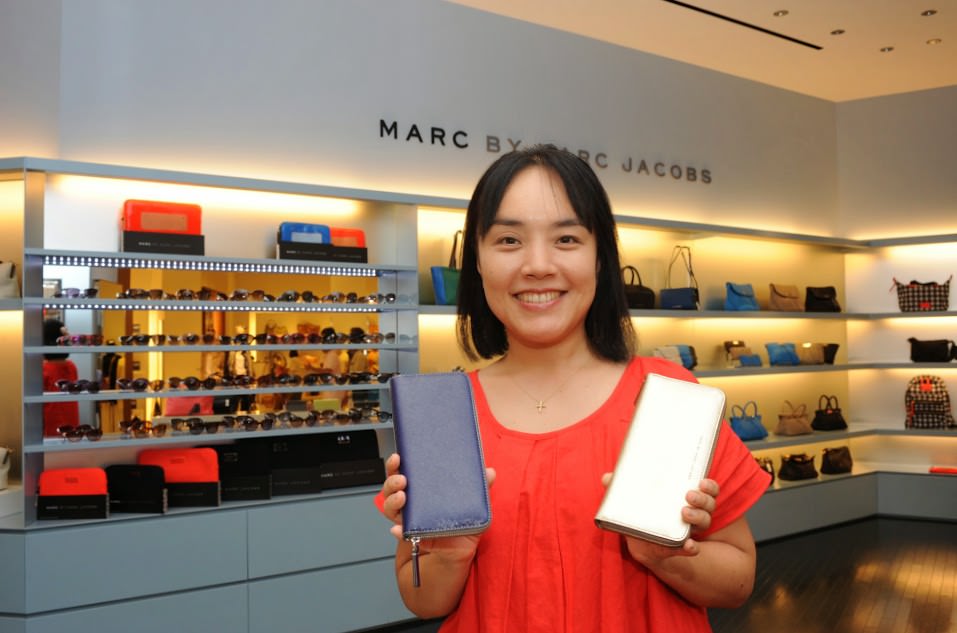 表と裏で色が違うのが特徴的な財布。サイズもSMLと用途によって選べる MARC BY MARC JACOBSの限定財布。DFS沖縄