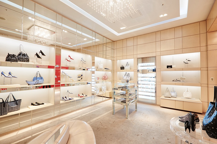 レディース・メンズラインがそろうストアで、「JIMMY CHOO」の世界観に触れて レディース・メンズラインがそろうストアで、「JIMMY CH
