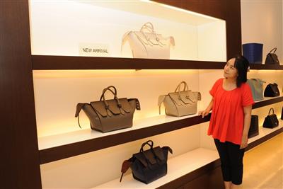 CELINEのバッグ「TIE」。2wayがうれしい