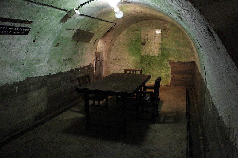 旧海軍司令部壕内の「司令官室」。壁面には大田司令官の愛唱歌が残されている 旧海軍司令部壕内の「司令官室」