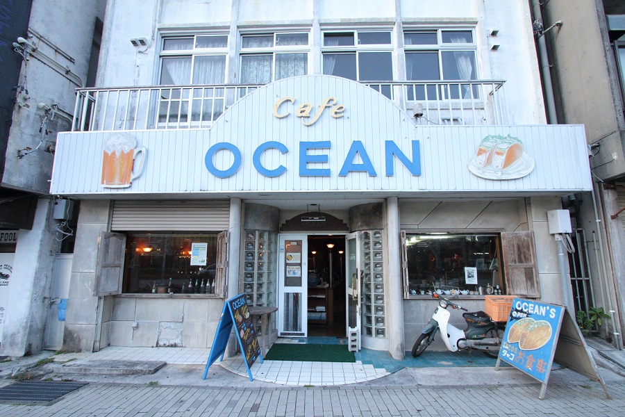 レトロな外観のcafe OCEAN。名物タコスは1個300円 レトロな外観のcafe OCEAN。名物タコスは1個300円
