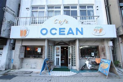レトロな外観のcafe OCEAN。名物タコスは1個300円