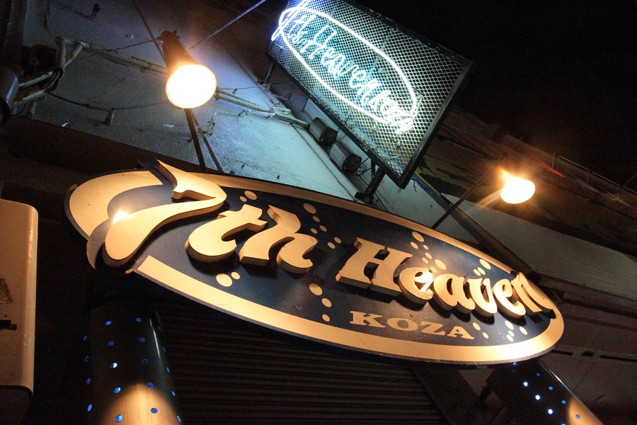 階段を上って2階へ。始まる前のドキドキ感もライブの醍醐味 階段を上って2階へ。始まる前のドキドキ感もライブの醍醐味