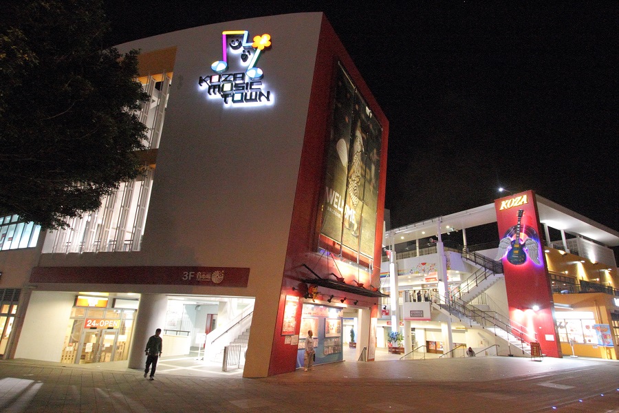 ひときわ目立つ建物は、地元っ子の待ち合わせ場所にも。レコード盤とギター、羽根という印象的なモニュメントは一般公募によって選ばれた。 ミュージックタウン音市場